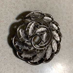 Vintage Trifari spiral brushed and polished broach (366)